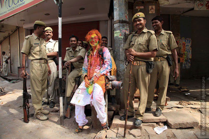 Фотография Илона и полиция, праздник Холи в Варанаси. Индия.