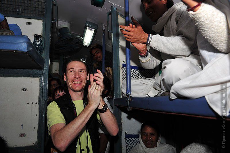 Фотография Танцы в поезде на Каджурахо. Индия.