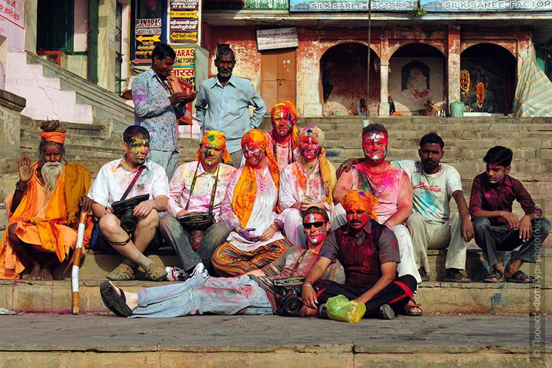 Фотография группа фототура на празднике красок Холи в Варанаси. Индия.