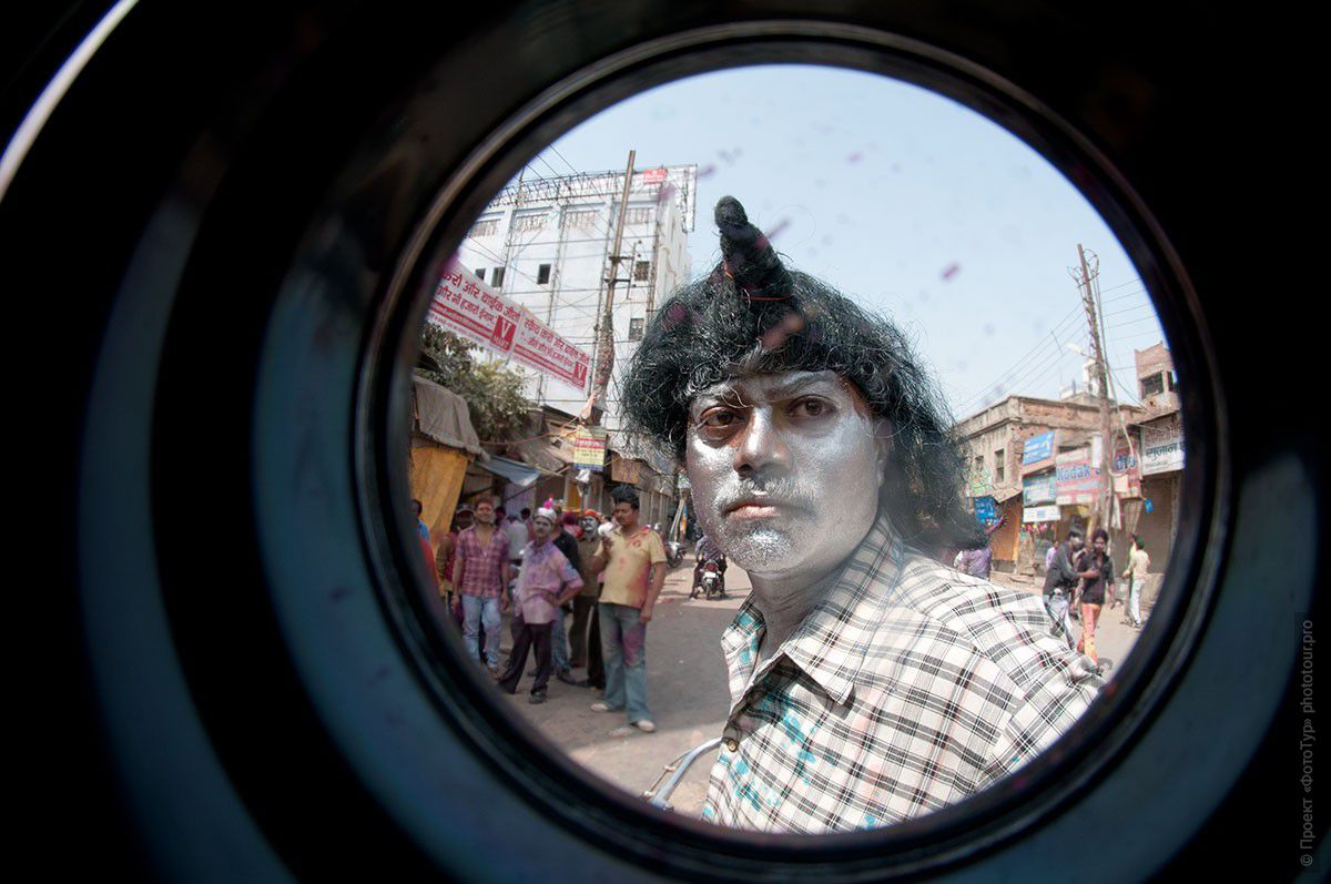 Фото Черный парик праздника Холи, город Варанаси. Фототур в Индию, март 2012 года.
