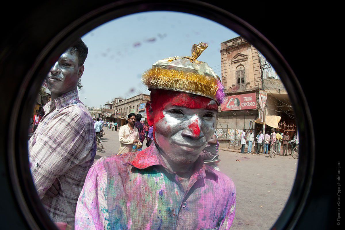 Фото Яркий клоун праздника Холи, город Варанаси. Фототур в Индию, март 2012 года.
