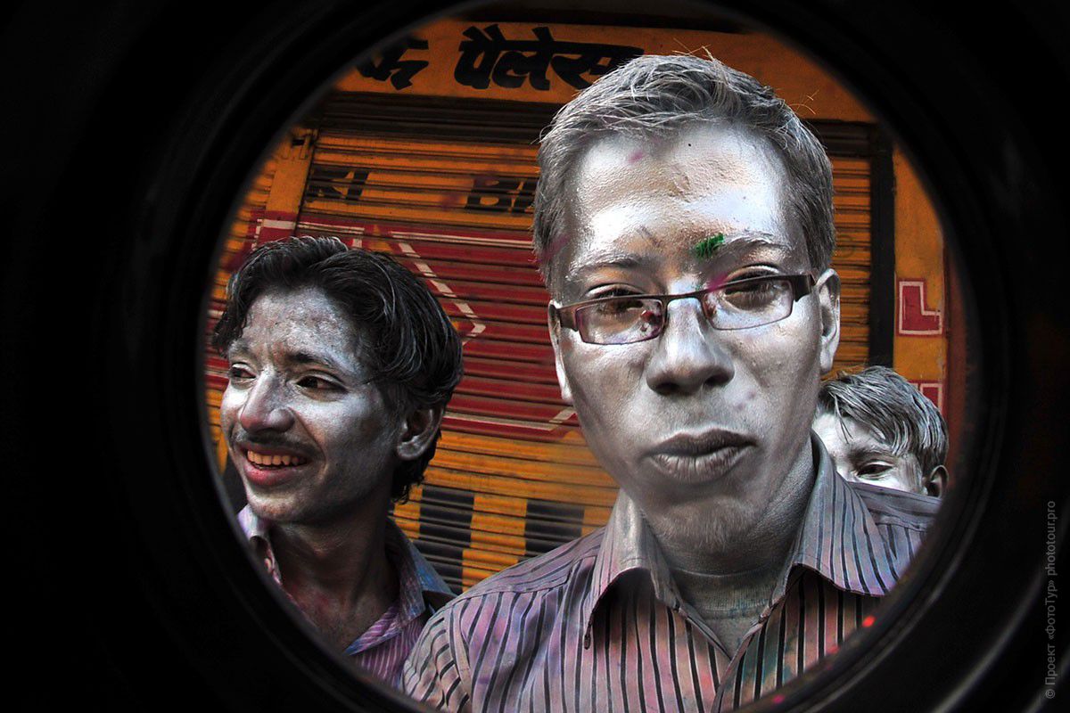 Фото Седина праздника красок Холи, город Варанаси. Фототур в Индию, март 2012 года.