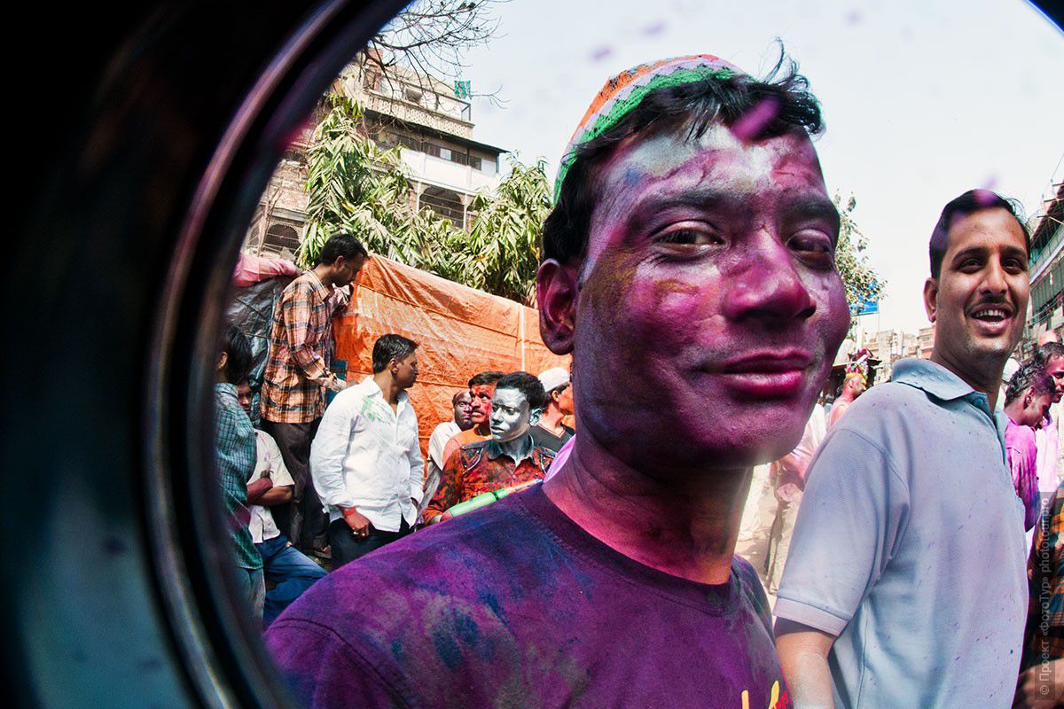 Фото Фиолетовый праздник красок Холи, город Варанаси. Фототур в Индию, март 2012 года.