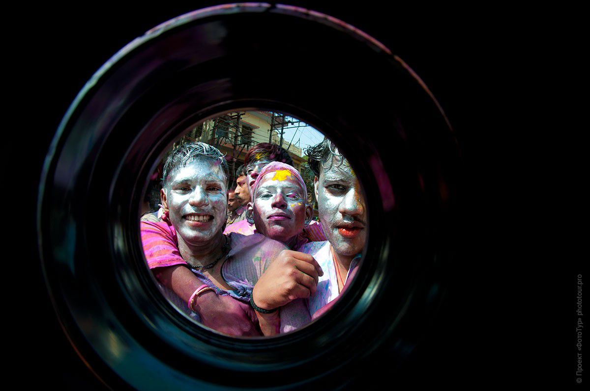 Фото Дети празника красок Холи, город Варанаси. Фототур в Индию, март 2012 года.