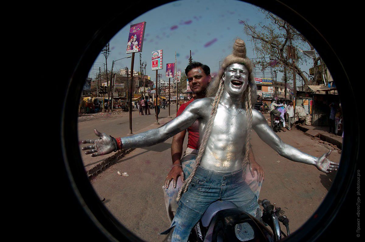Фото Песни праздника Холи, город Варанаси. Фототур в Индию, март 2012 года.