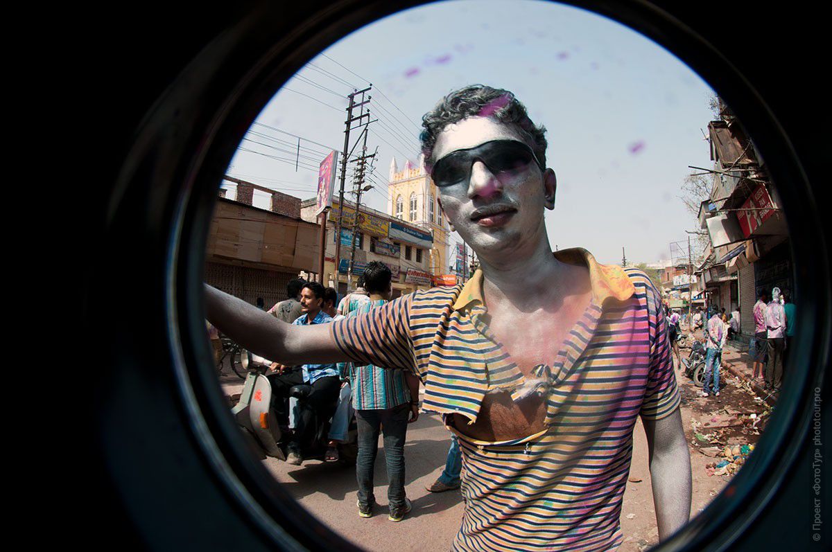 Фото Порванный праздник Холи, город Варанаси. Фототур в Индию, март 2012 года.
