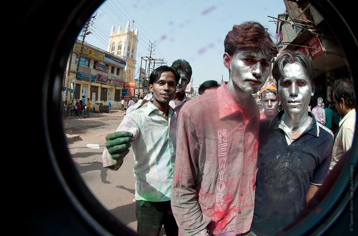 Фото Зеленые пальцы праздника Холи, город Варанаси. Фототур в Индию, март 2012 года.
