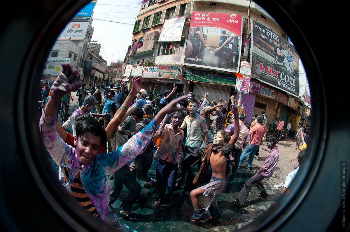 Фото Танцующие улицы Холи, город Варанаси. Фототур в Индию, март 2012 года.