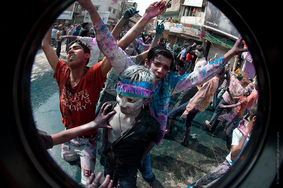 Фото Многорукий праздник красок Холи, город Варанаси. Фототур в Индию, март 2012 года.