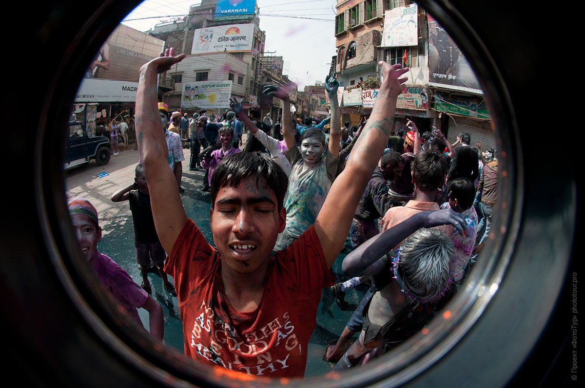 Фото Брызги радости Холи, город Варанаси. Фототур в Индию, март 2012 года.