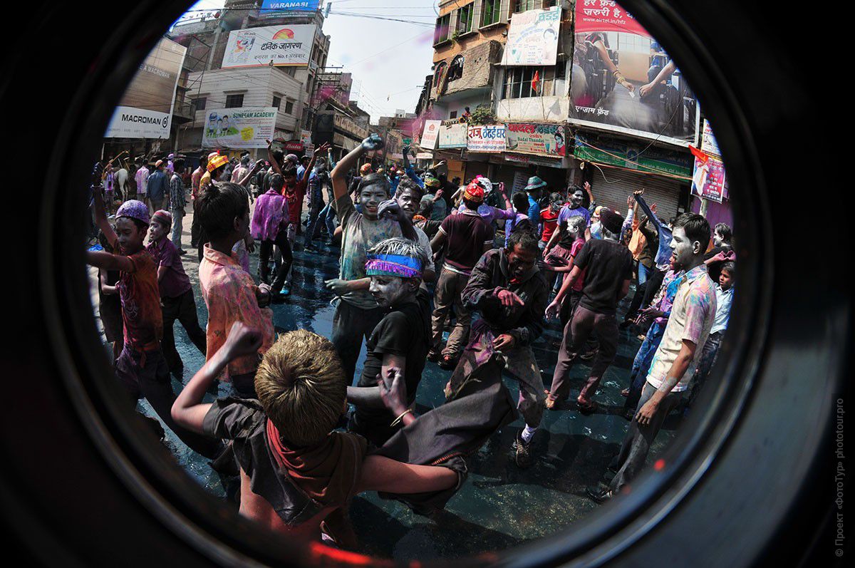 Фото Танцующие улицы Холи, город Варанаси. Фототур в Индию, март 2012 года.
