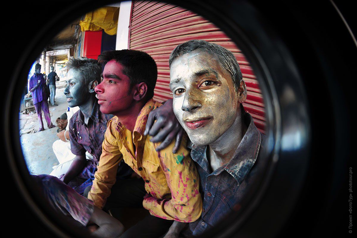 Фото Белый герой Холи, город Варанаси. Фототур в Индию, март 2012 года.