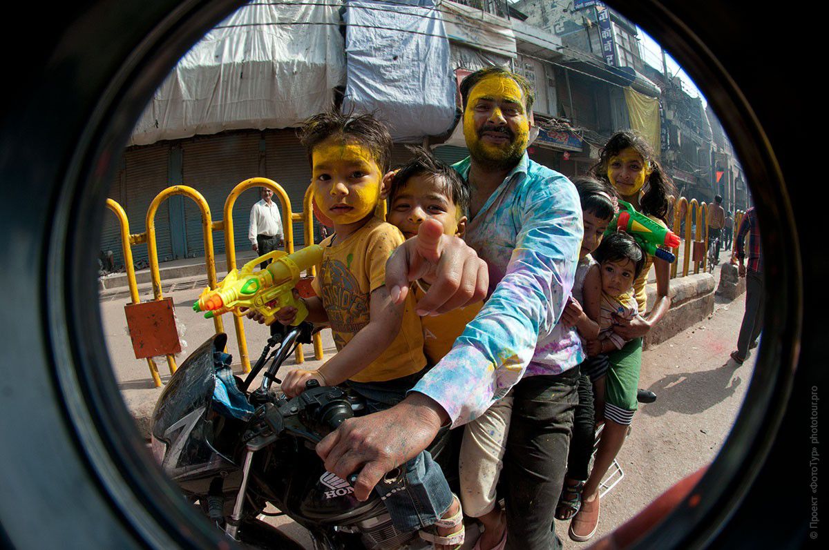 Фото желтые краски Холи, город Варанаси. Фототур в Индию, март 2012 года.