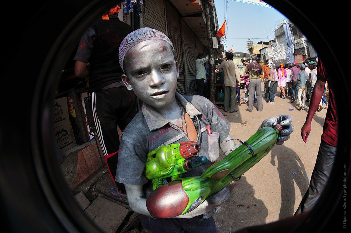 Фото Снайпер праздника Холи, город Варанаси. Фототур в Индию, март 2012 года.