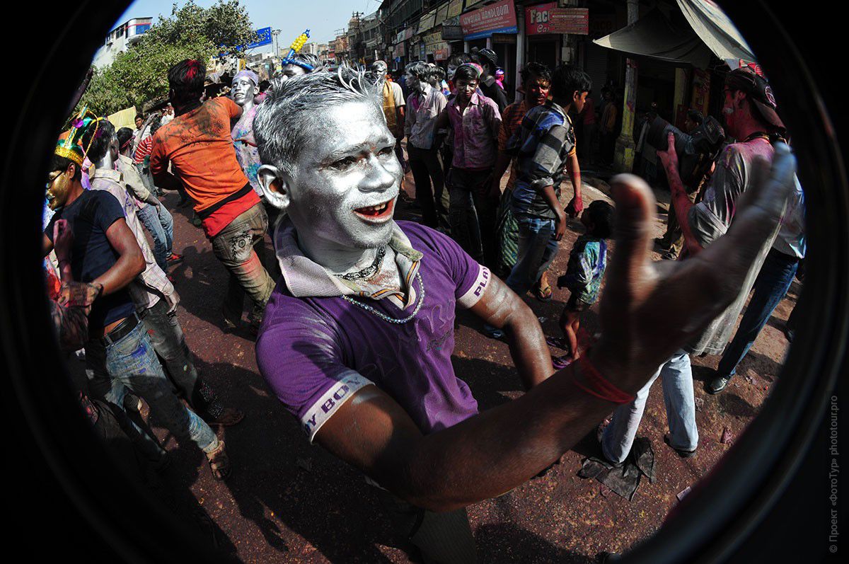 Фото Серебро танцоров Холи, город Варанаси. Фототур в Индию, март 2012 года.