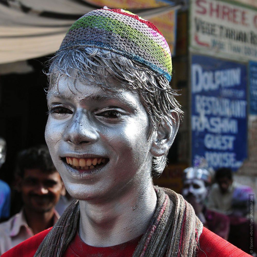 Фото с праздника Холи в Варанаси: Персонаж Холи. Фототур в Варанаси.