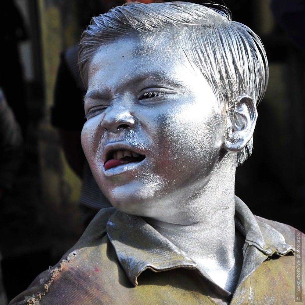 Фото с праздника Холи в Варанаси: Серебряный Мальчик. Фототур в Варанаси.