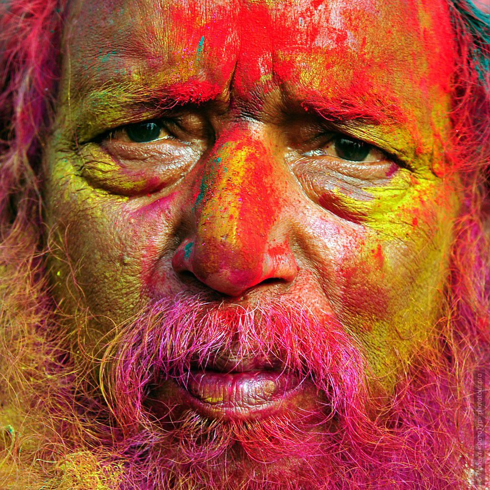 Фотография пожилого мужчины на празднике Холи, утро в Варанаси. Фототур в Варанаси.