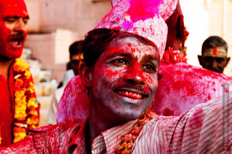 Фото индуиста на празднике Холи в Варанаси, фототур в Индию, март 2012 года.