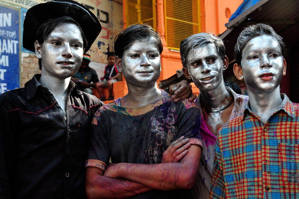Фото серебрянных мальчиков с праздника Холи в Варанаси. Тур в Индию.