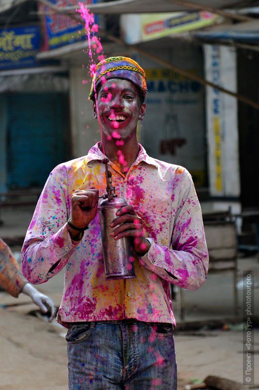 Фото индийца с цветной жидкостью в праздник Холи, в городе Варанаси.