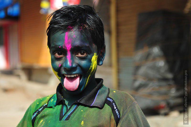 Фото индийского мальчика с праздника Холи в Варанаси, фототур в Индию.
