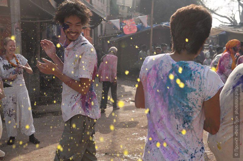 Фото солнечных красок праздника Холи в Варанаси, фототур в Индию, март 2012 года.
