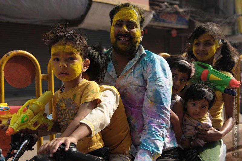 Фото цветной семьи на празднике Холи в Варанаси, фототур в Индию, март 2012 года.