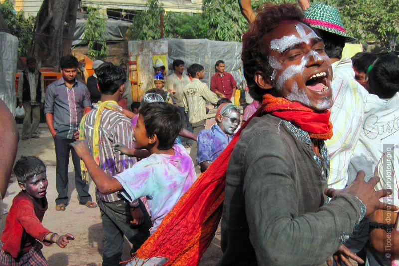 Фото танцующих людей с праздника Холи, Варанаси,  фототур в Индию, март 2012 года.