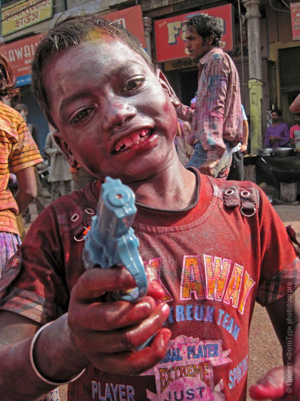 Фото водяного ганстера с праздника Холи, Варанаси. Фототур в Индию, март, 2012 года.