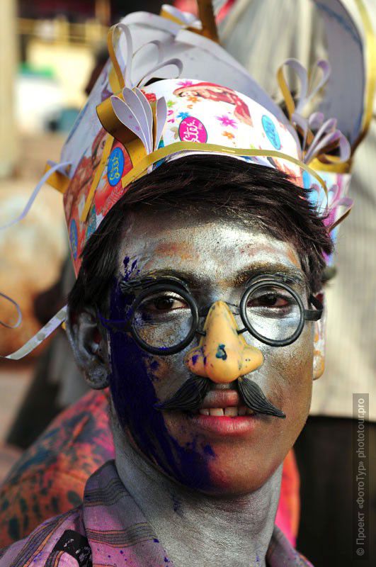 Фотография маски на празднике Холи, фототур в Индию, март 2012 года.