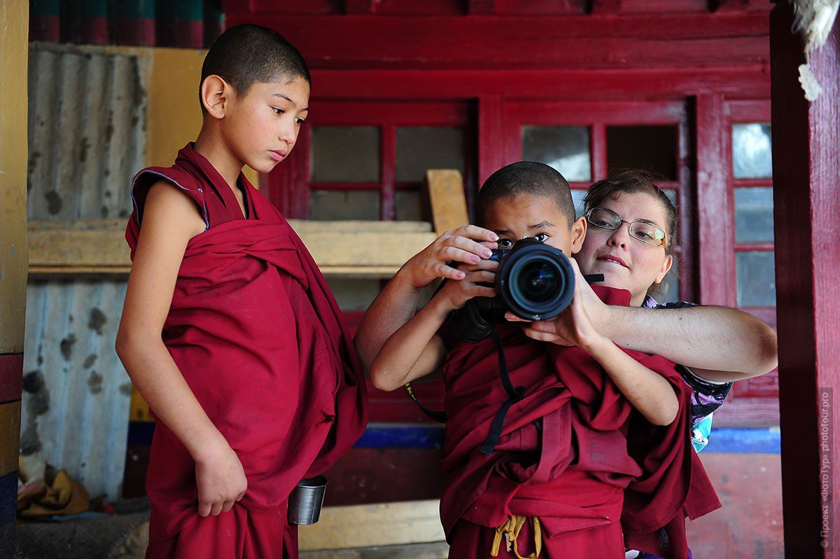 Фото мальчиков-монахов Монастыря Спитук с фотоаппаратом. Фототур в Тибет, сентябрь 2011г.