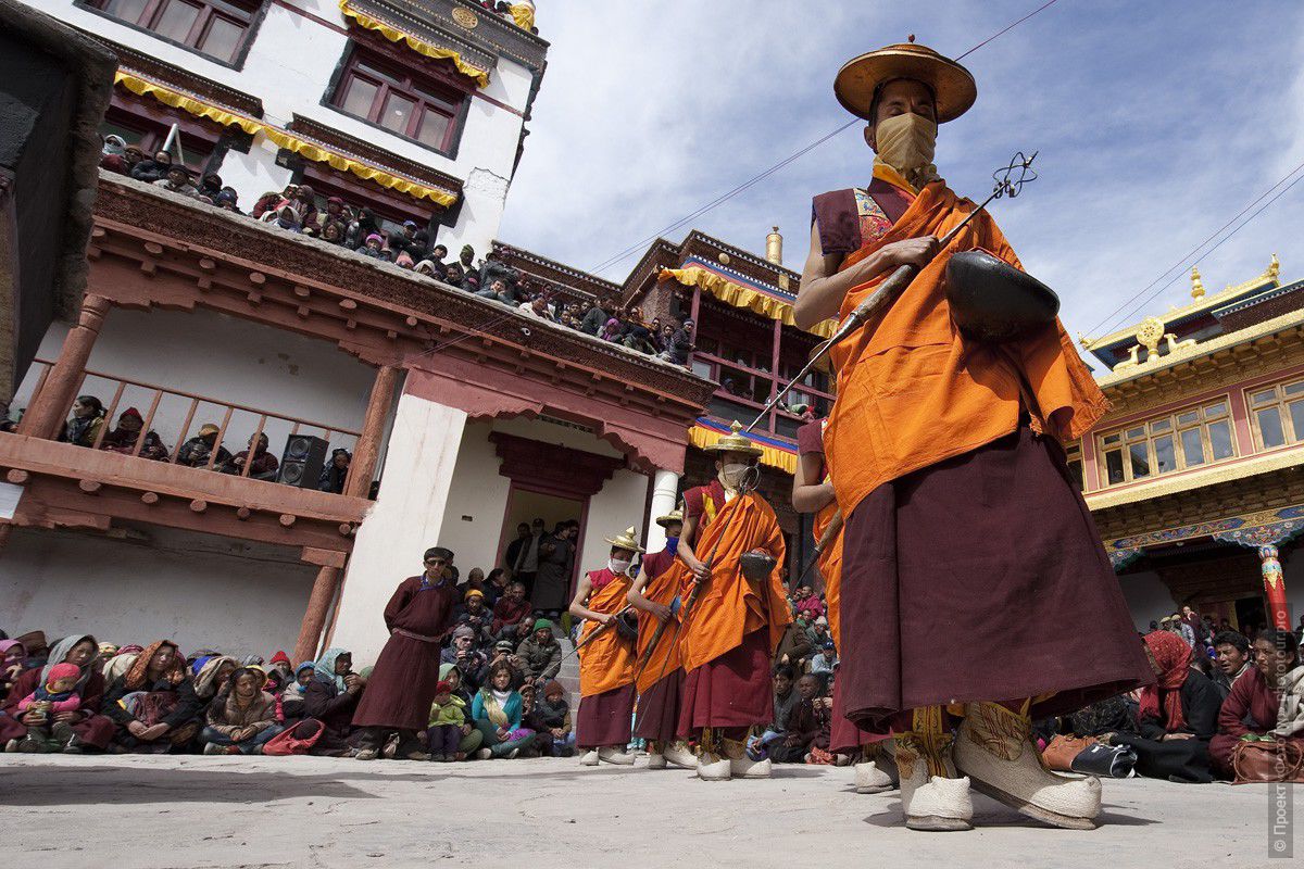 Фотография буддийских монахов, исполняющих Танец Цам на празднике Мато Награнг, фототур в Тибет.
