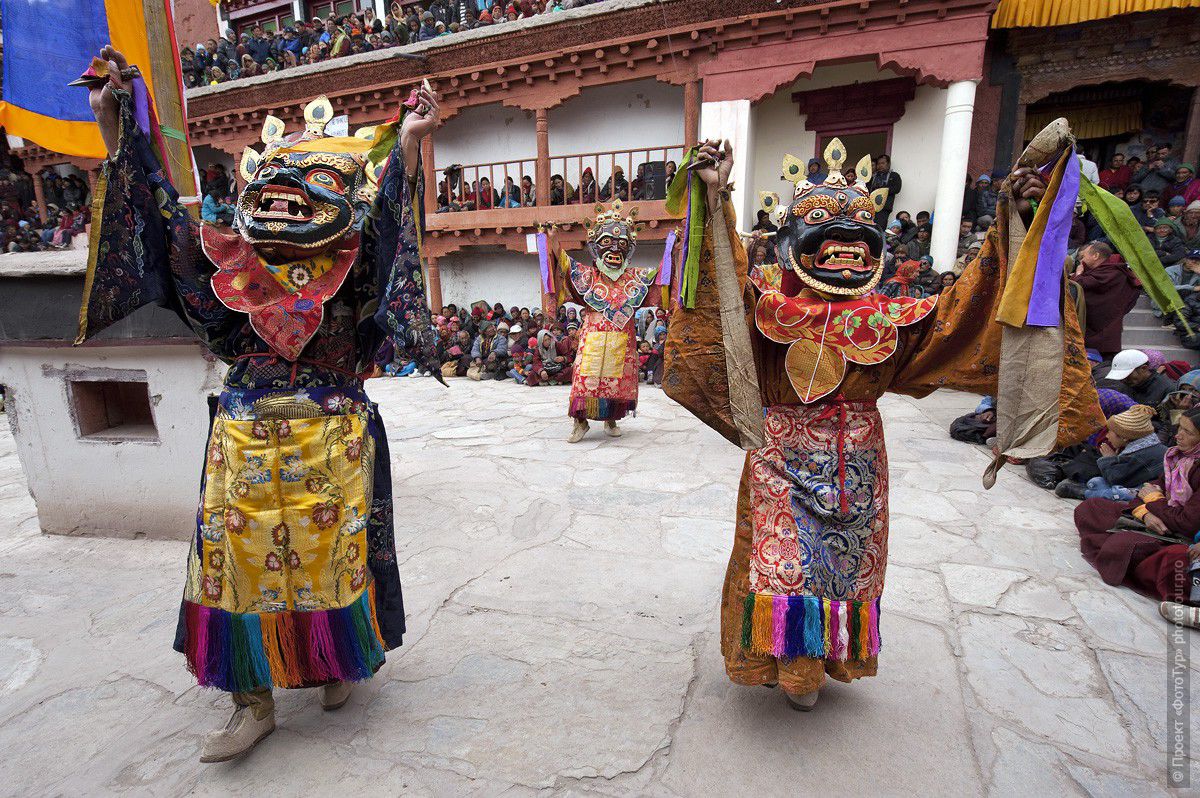 Фотография буддийских монахов, исполняющих Танец Гневных Божеств, фототур в Тибет.