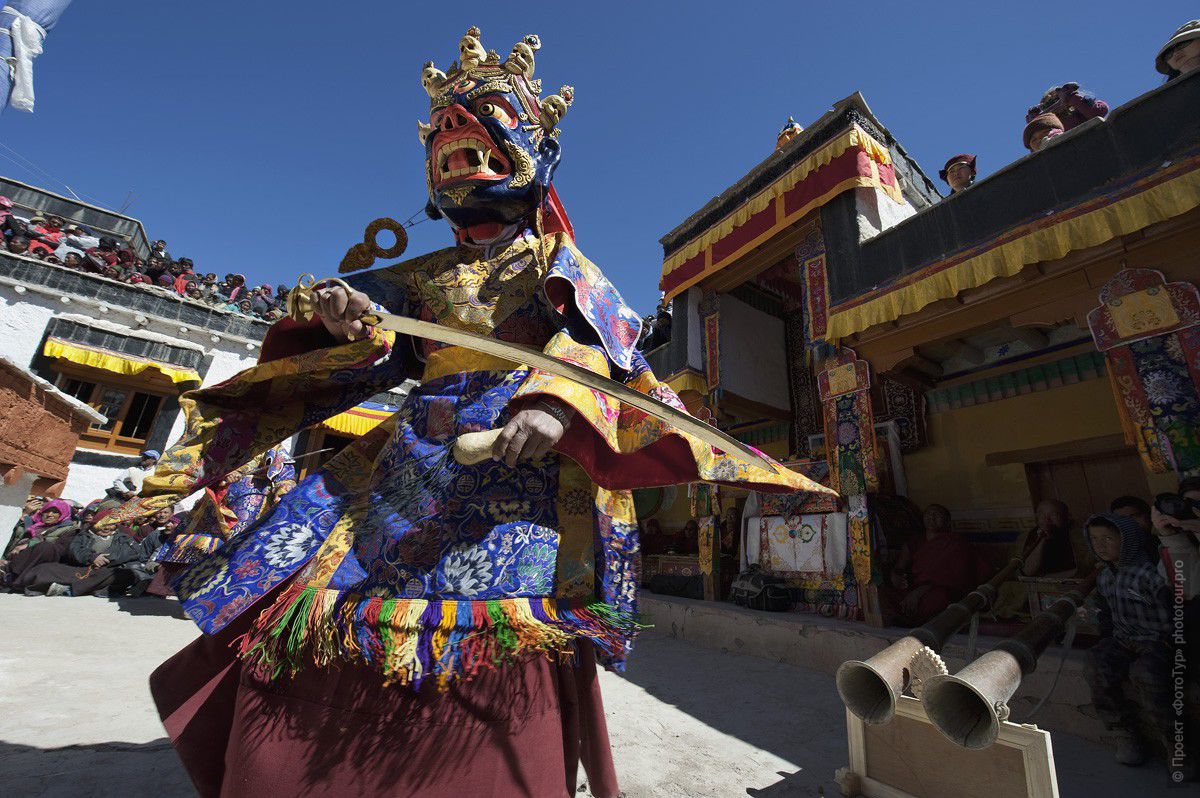 Фотография Танца Гневного Божества во время буддийской мистерии Сток Гуру Тсечу, фототур в Тибет.
