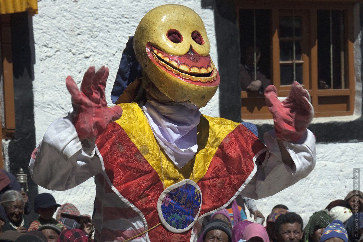 Фотография монаха в маске скелетона в монастыре Сток, фототур в Тибет.