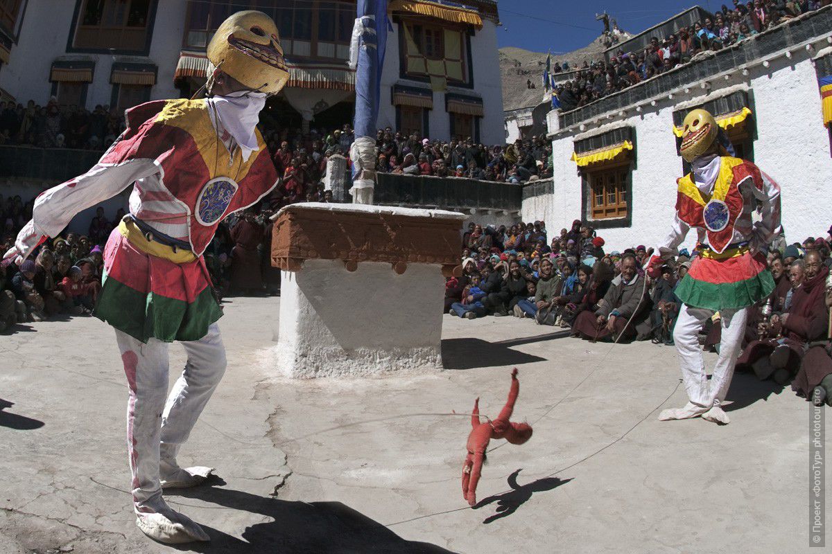Фотография буддийских масок скелетонов в монастыре Сток, фототур в Тибет.