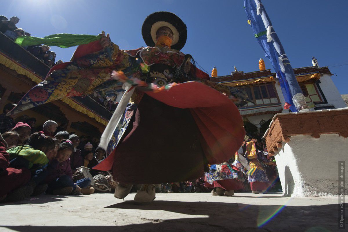 Фотография священного танца Лам в тибетском монастыре Сток, Ладакх, фототур в Тибет.