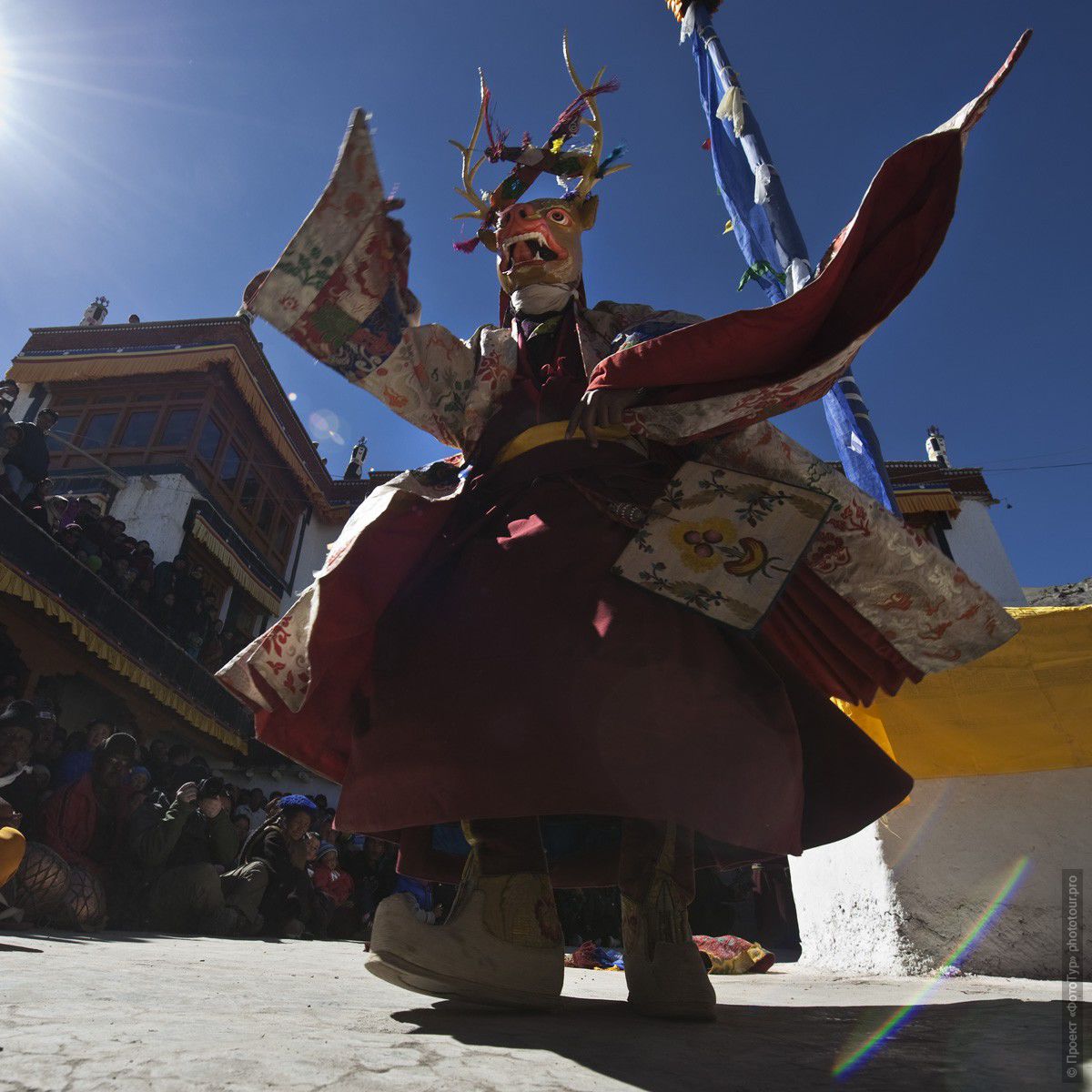 Фотография монаха, исполняющего Танец Оленя в монастыре Сток, фототур в Тибет.