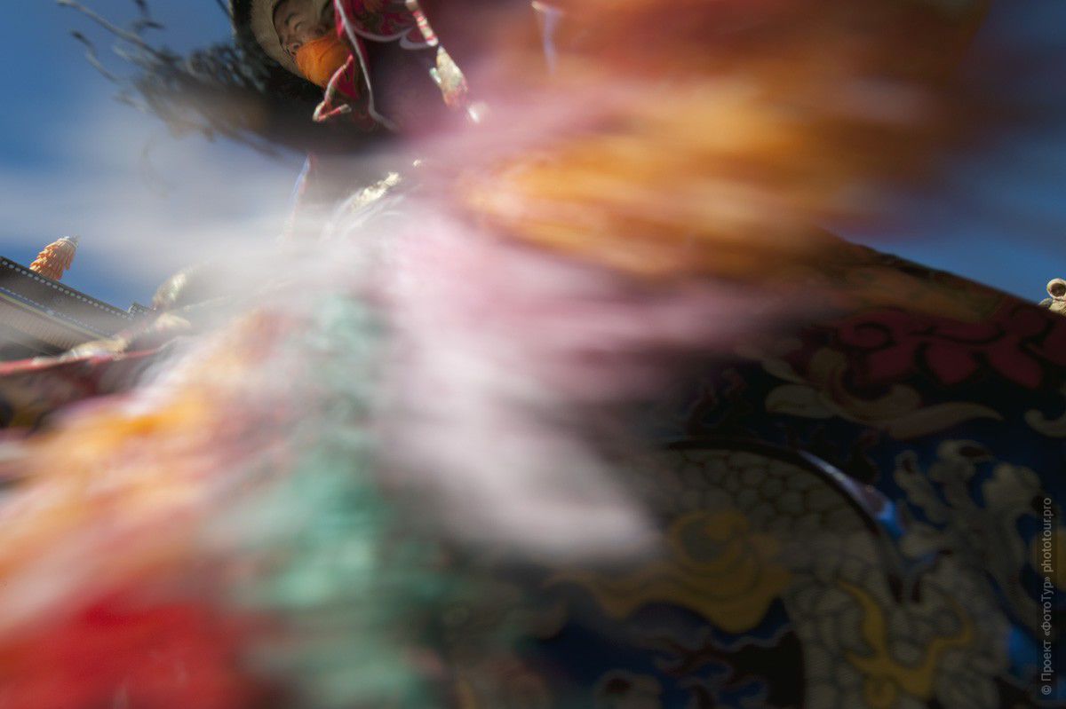Фотография тибетского монаха, исполняющего Танец Цам в монастыре Сток, фототур в Тибет.