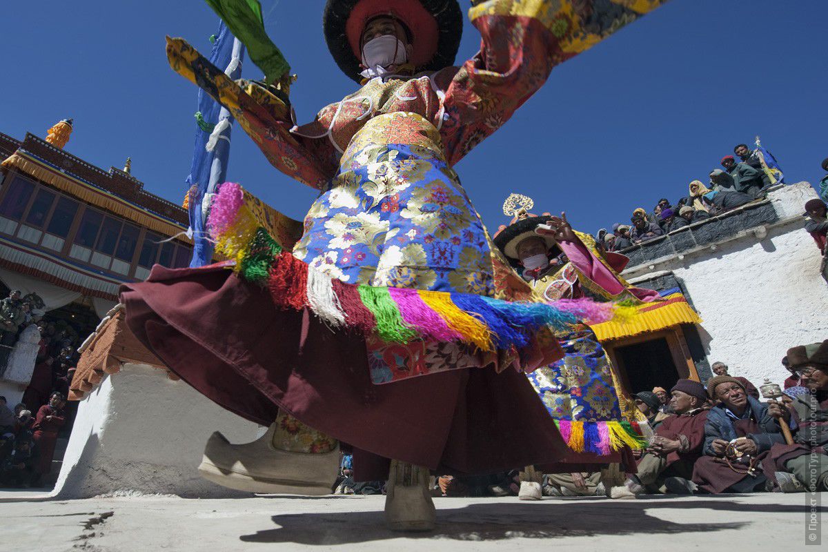 Фотография монахов, исполняющих Танец Цам на празднике Сток Гуру Тсечу, фототур в Малый Тибет.