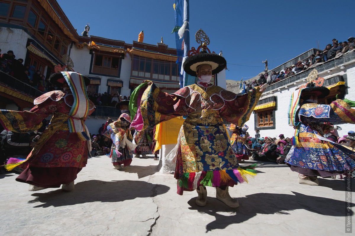 Фотография монахов, исполняющих Танец Цам в монастыре Сток, фототур в Тибет.