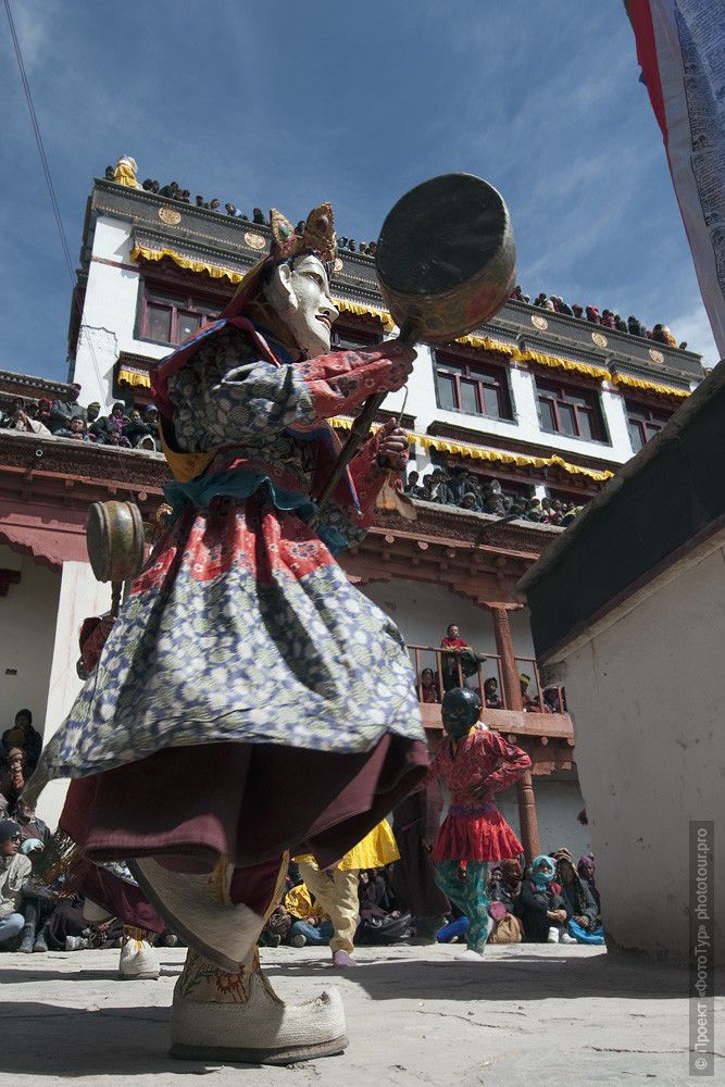 Фотография Танца Масок на буддийской мистерии Мато Награнг в монастыре Мато, фототур в Тибет.