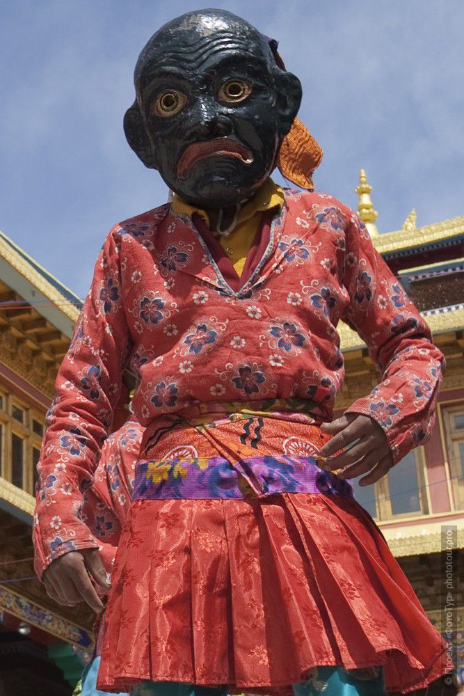 Фотография монаха в маске мирянина, исполняющего Танец Цам на празднике Мато Награнг, фототур в Ладакх.