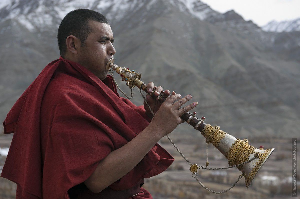 Фотография монаха с тибетской трубой Гьялинг, монастырь Мато, долина Ладакх, фототур в Тибет.