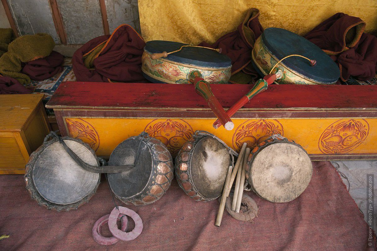 Фотография тибетских барабанов, Монастырь Сток, Ладакх, фототур в Тибет.