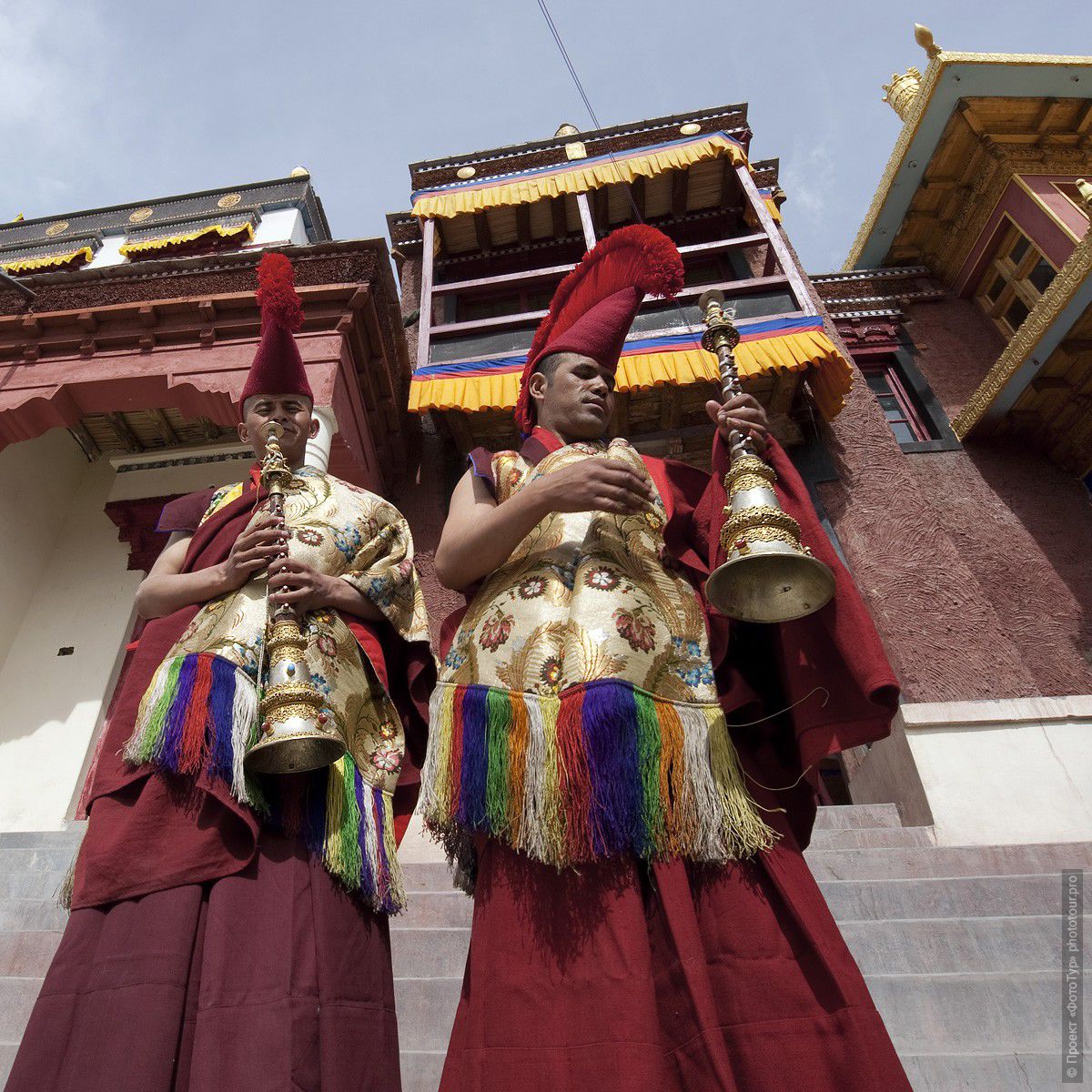 Фотография монахов с трубами на открытии Праздника Мато Награнг, монастырь Мато, Ладакх, фототур в Тибет.