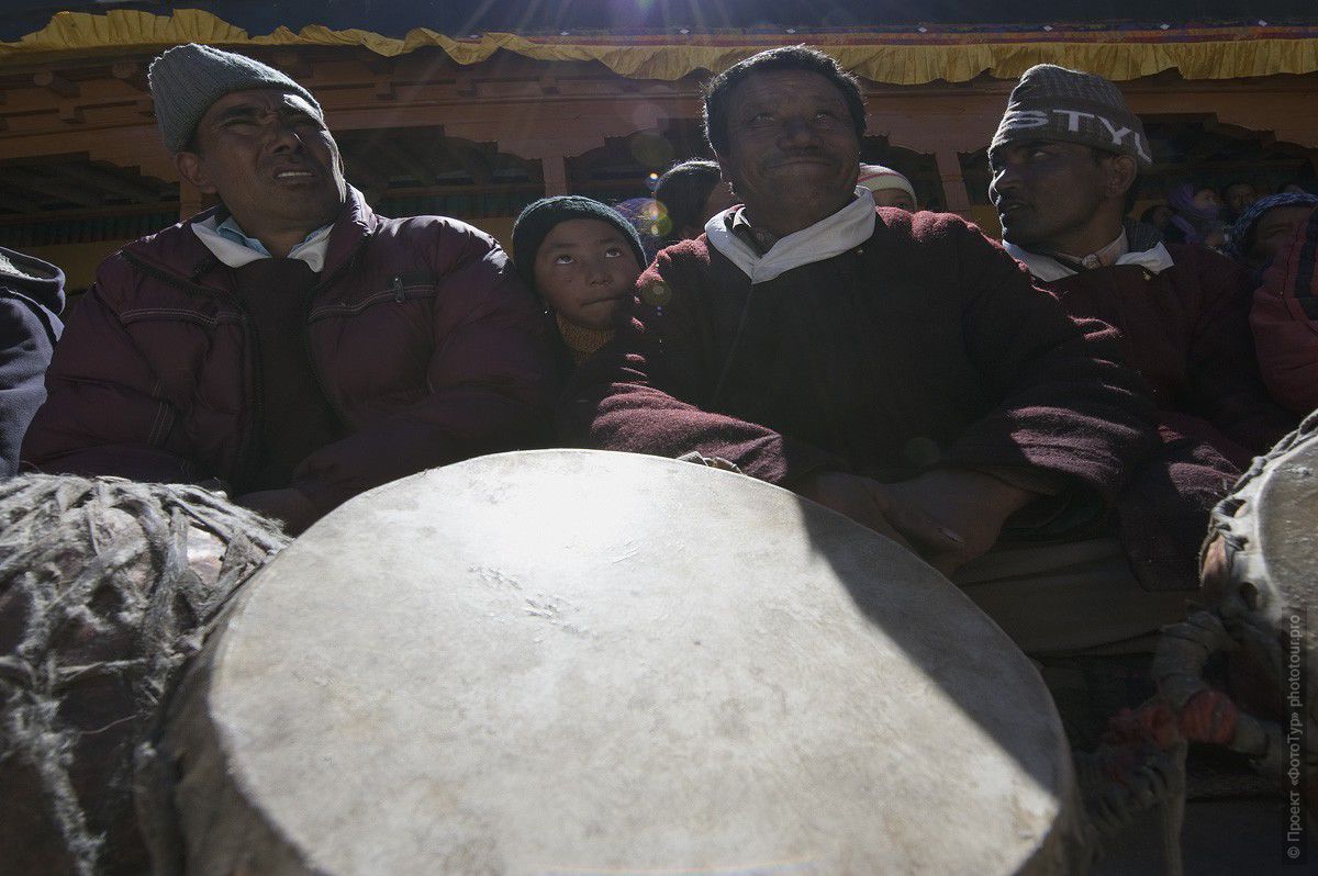 Фотография тибетских музыкантов, долина Ладакх, фототур в Тибет.