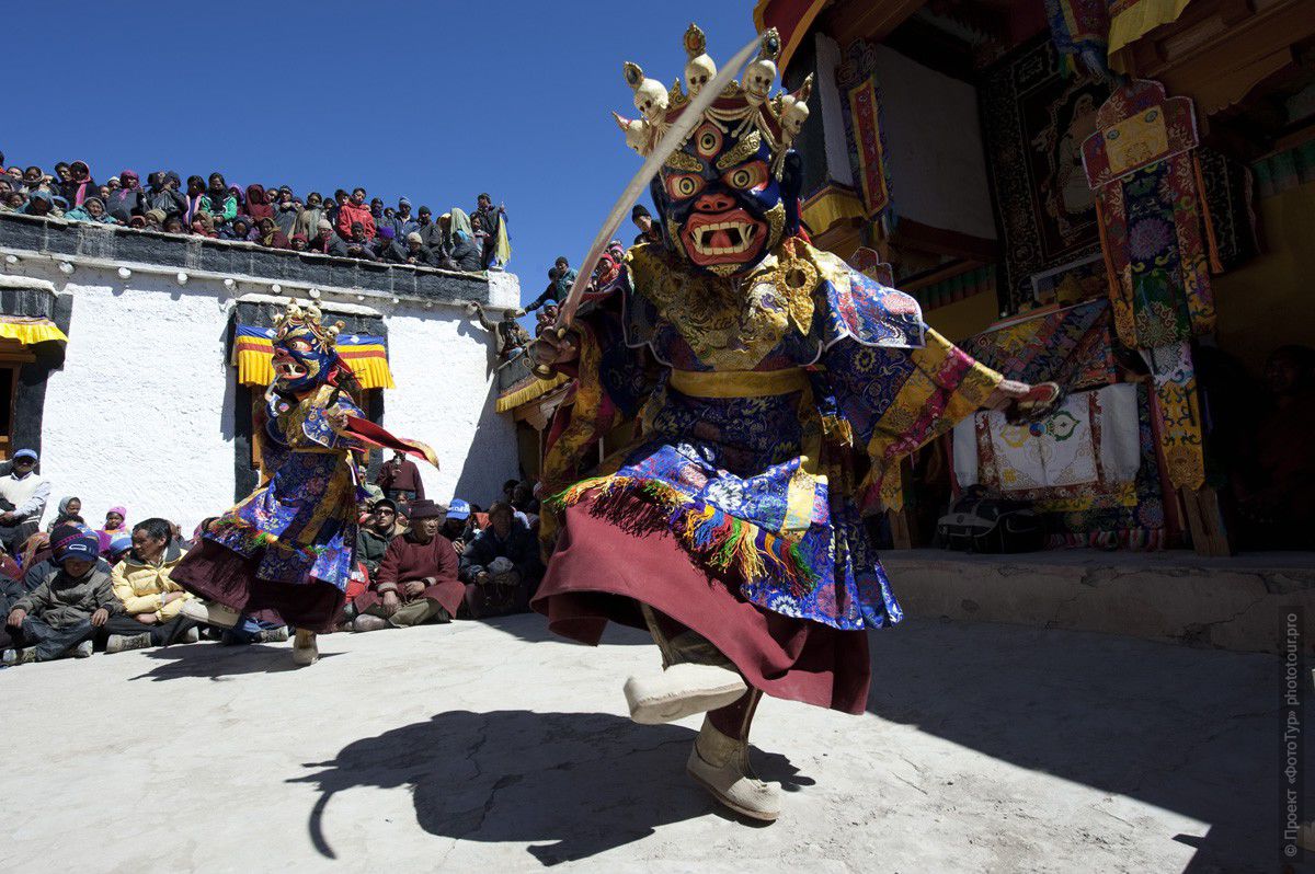 Фотография монаха, танцующего Танец Цам в маске Гневного Божества, фототур в Тибет.