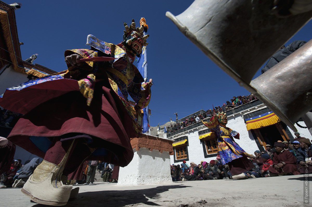 Фотография монаха, исполняющего Танец Цам на празднике Сток Гуру Тсечу, Ладакх. Фототур в Тибет.